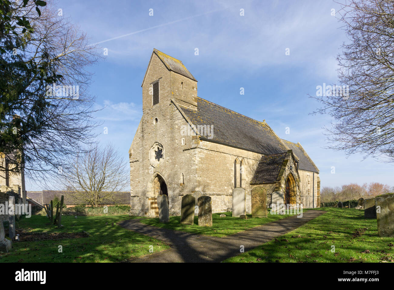 La chiesa di San Giovanni Battista, una chiesa duecentesca ricostruita nel 1873; nel villaggio di Strixton, Northamptonshire, Regno Unito Foto Stock
