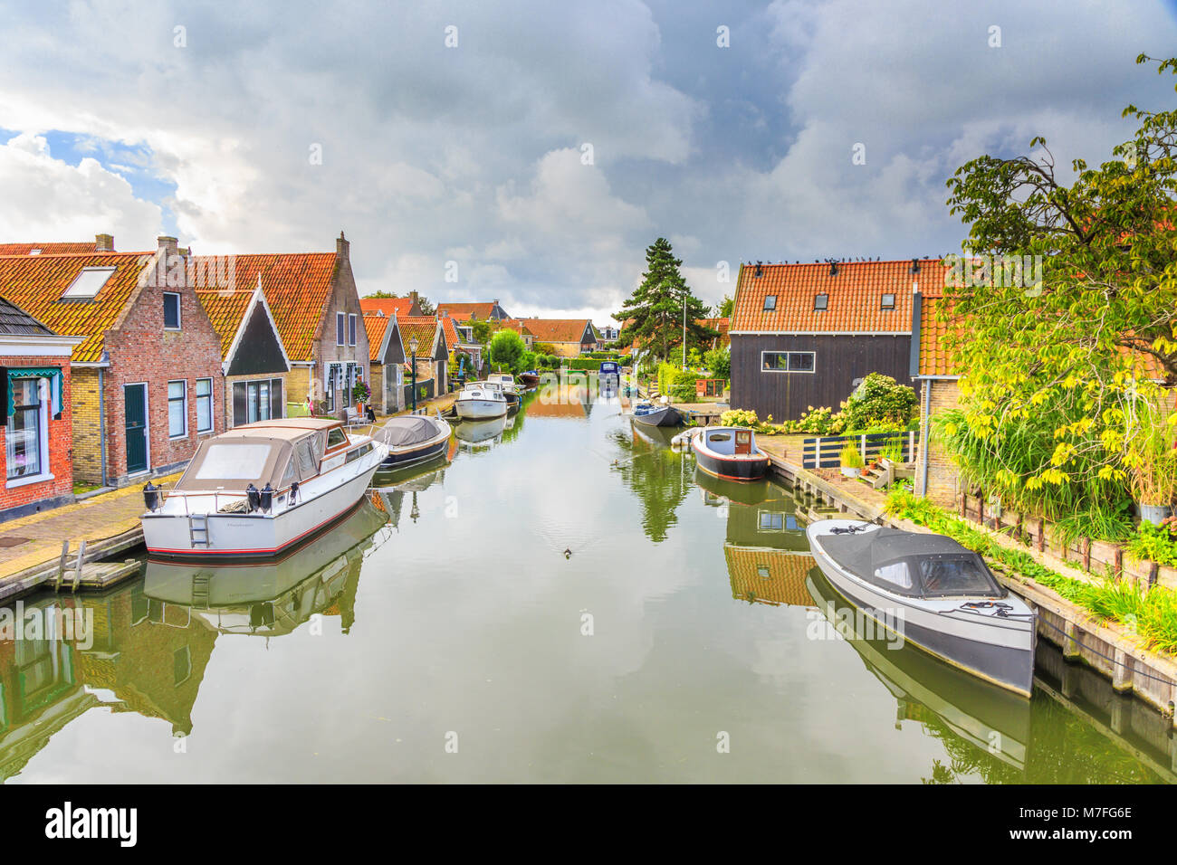 De Zijlroede, Hindeloopen, provincia di Friesland, comune di Súdwest Fryslân, Paesi Bassi, 3 settembre 2017: Vista di case e imbarcazioni al canal Foto Stock