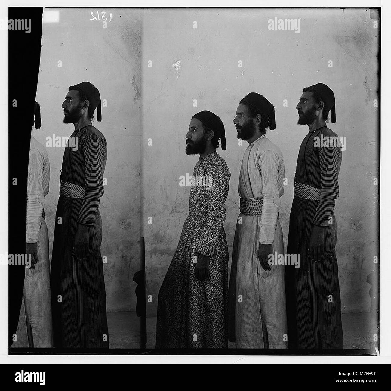 Un'immagine di profilo di un giovane samaritano di Nablus (Shechem), che fornisce informazioni sulla distinta identità culturale e religiosa della comunità samaritana, che ha conservato le sue antiche tradizioni e pratiche per migliaia di anni. Foto Stock