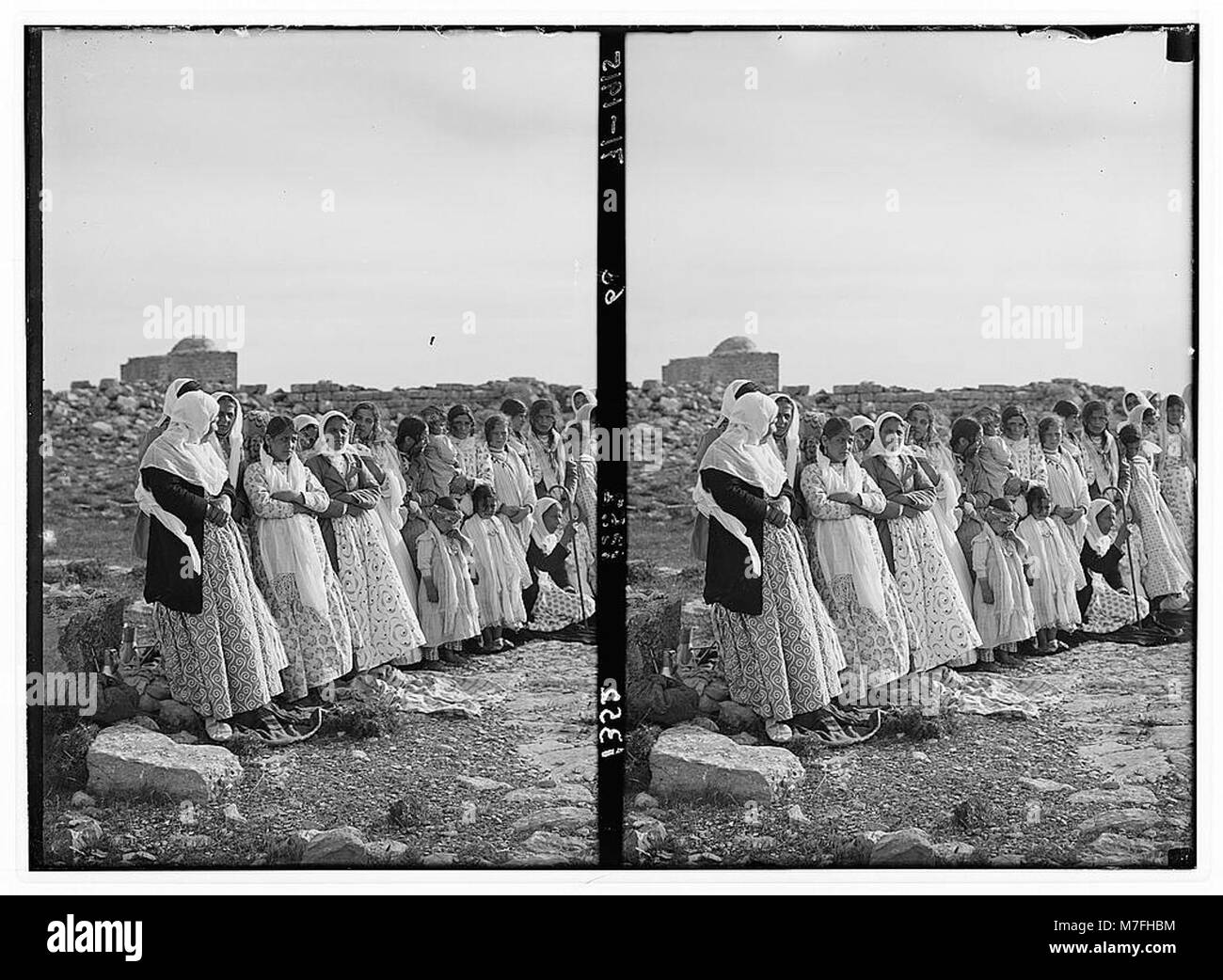 Una fotografia della cerimonia di Pasqua samaritana sul Monte Gerizim, con un'attenzione particolare all'area femminile della cerimonia. I Samaritani, un'antica comunità, continuano a celebrare questa tradizione. Foto Stock