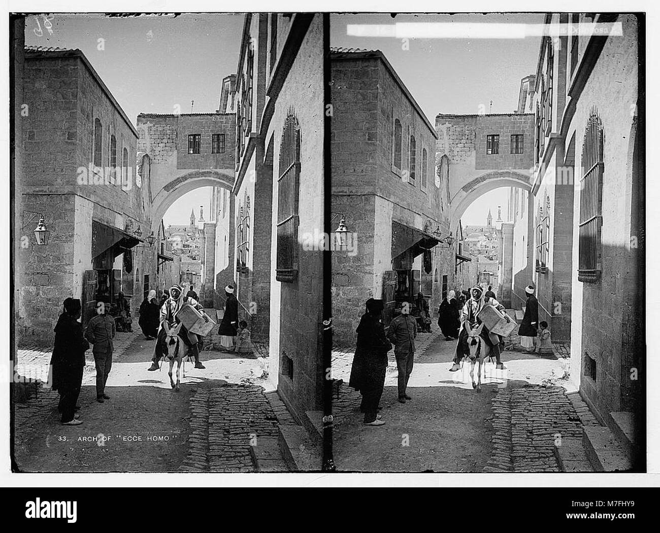 Una fotografia della via dolorosa a Gerusalemme, con l'Arco dell'Ecce Homo, scattata sotto il LOC matpc.05876, che mostra il percorso storico del viaggio di Cristo. Foto Stock