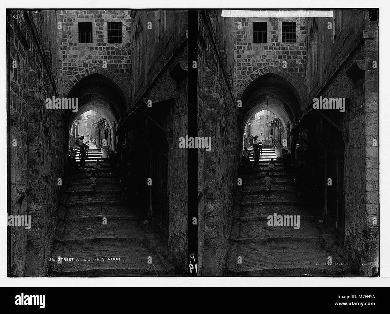 Una fotografia dell'ottava stazione della Croce sulla via dolorosa a Gerusalemme, raffigurante i tradizionali gradini di strada. La via dolorosa è un importante percorso di pellegrinaggio cristiano che segna il percorso di Gesù Cristo fino alla sua crocifissione. Foto Stock