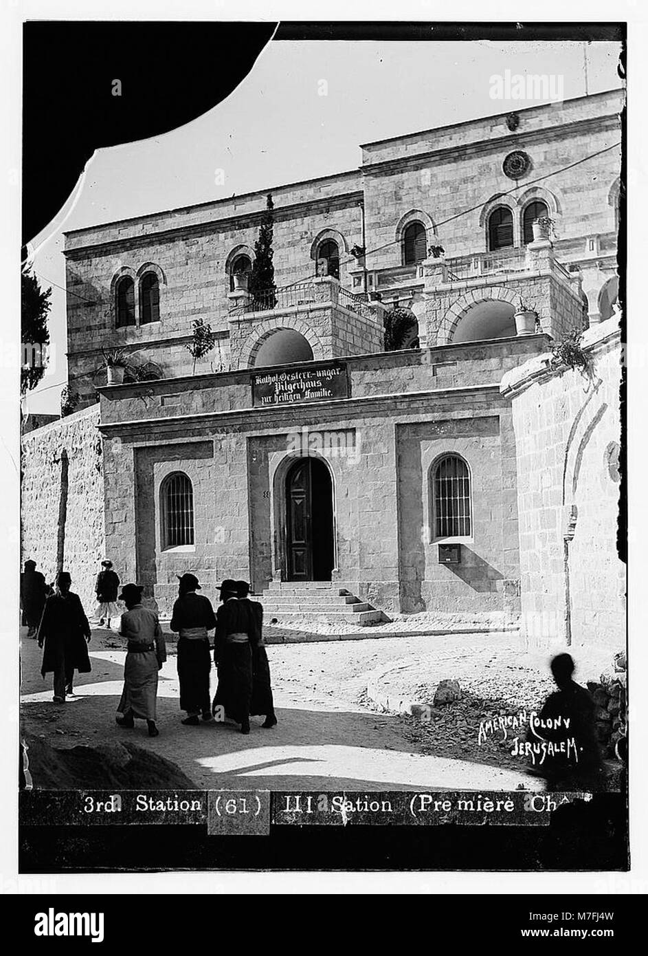 Una fotografia raffigurante la terza stazione della Croce a destra, con l'Ospizio austriaco in primo piano. La scena fa parte della via Crucis a Gerusalemme, che mette in evidenza un percorso sacro di pellegrinaggio cristiano. Foto Stock