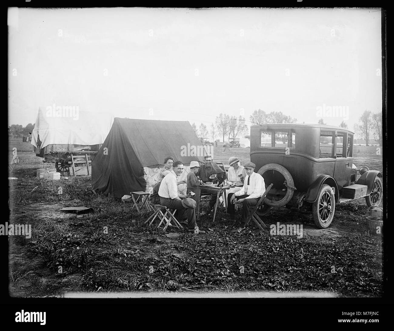 Il "Tin CAN tourists" si riferisce a un gruppo di individui o famiglie che viaggiano negli Stati Uniti nei primi camper. Questa foto li ritrae a Washington, D.C., mostrando una parte della prima cultura stradale americana. Foto Stock