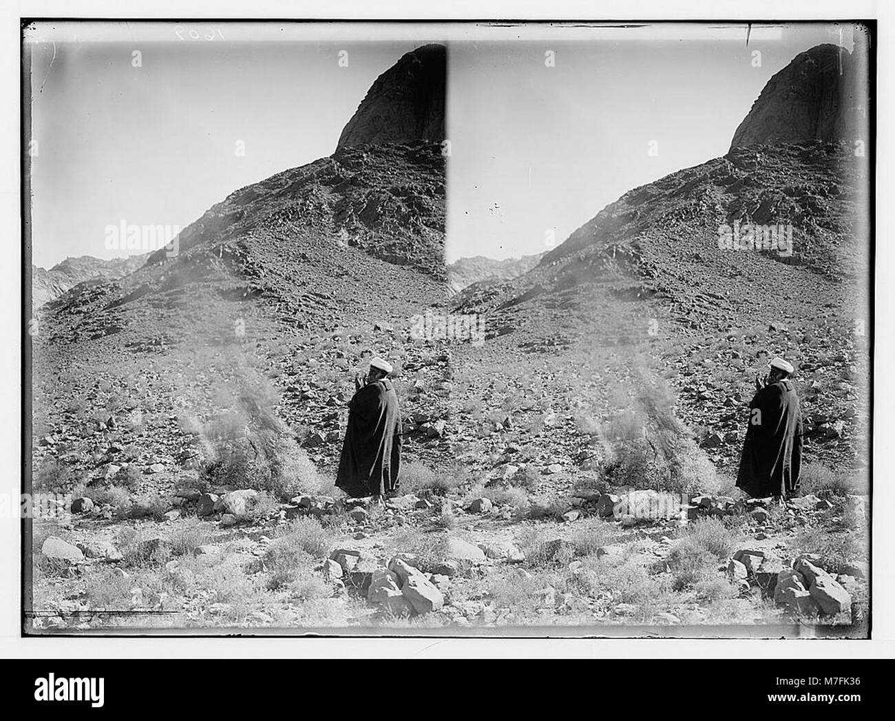 Questa immagine mostra un percorso di viaggio verso il Sinai attraverso il Mar Rosso, caratterizzato dal "cespuglio ardente" a Wady Hebran. Il percorso è notevole per il suo significato religioso e storico, catturando il paesaggio biblico. Foto Stock
