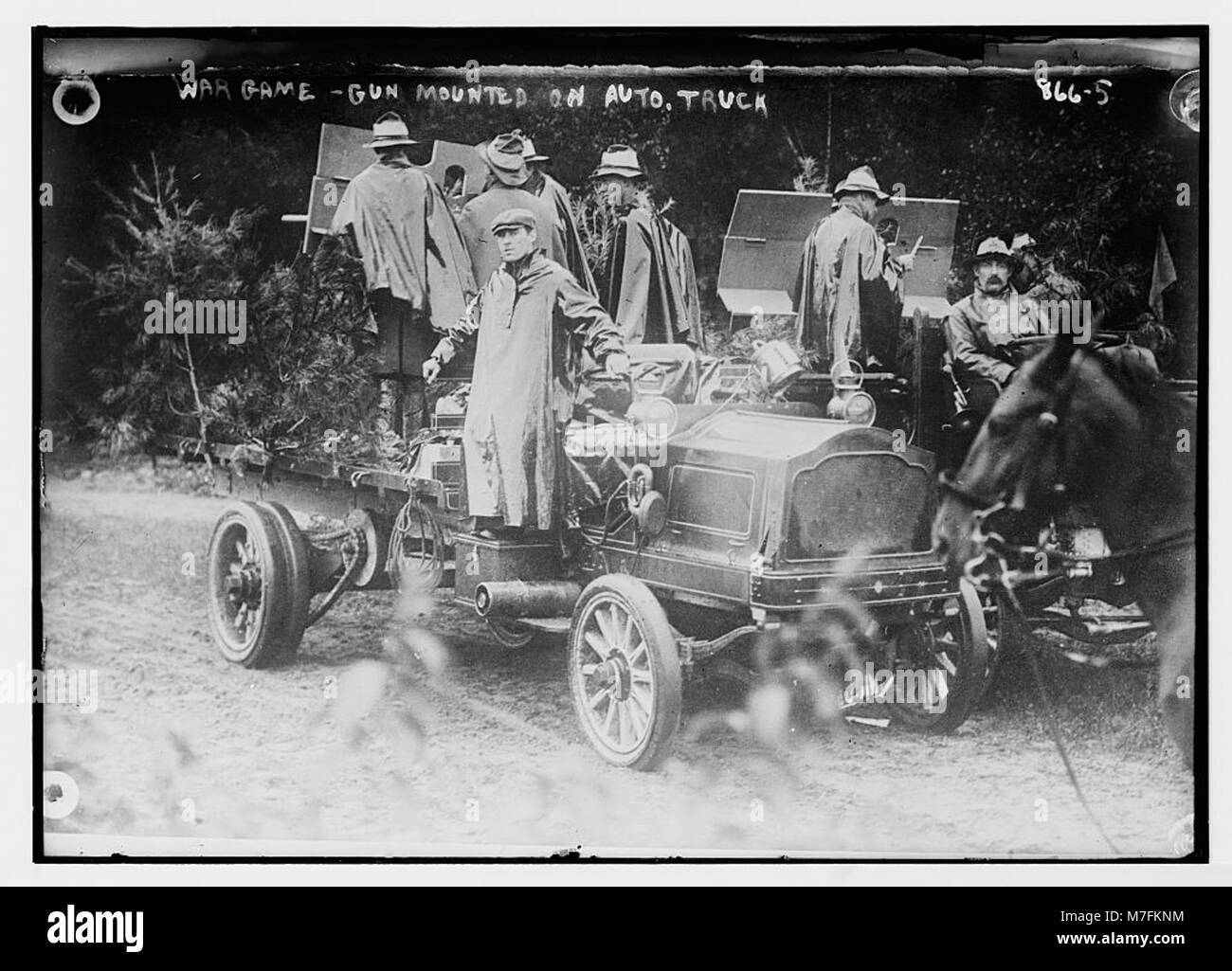 Truppe in guerra gioco di pistola montata su carrello automatico LCCN2014684150 Foto Stock