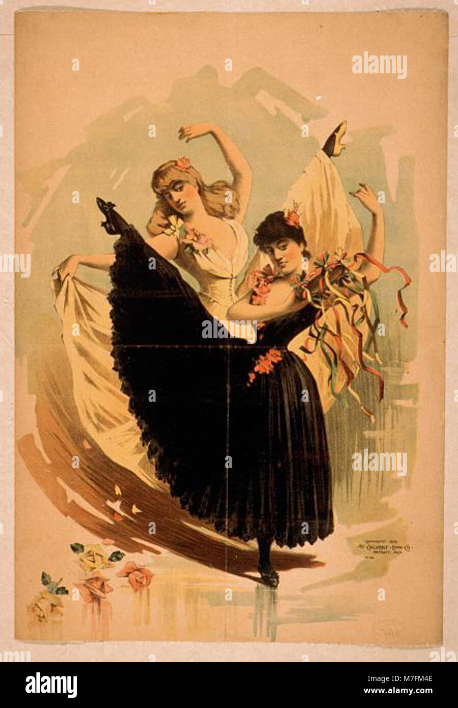 Due donne vengono catturate mentre ballano, una indossa un vestito giallo e l'altra in nero, con una che tiene un tamburello. L'immagine mette in risalto l'espressione culturale attraverso la danza e la moda. Foto Stock