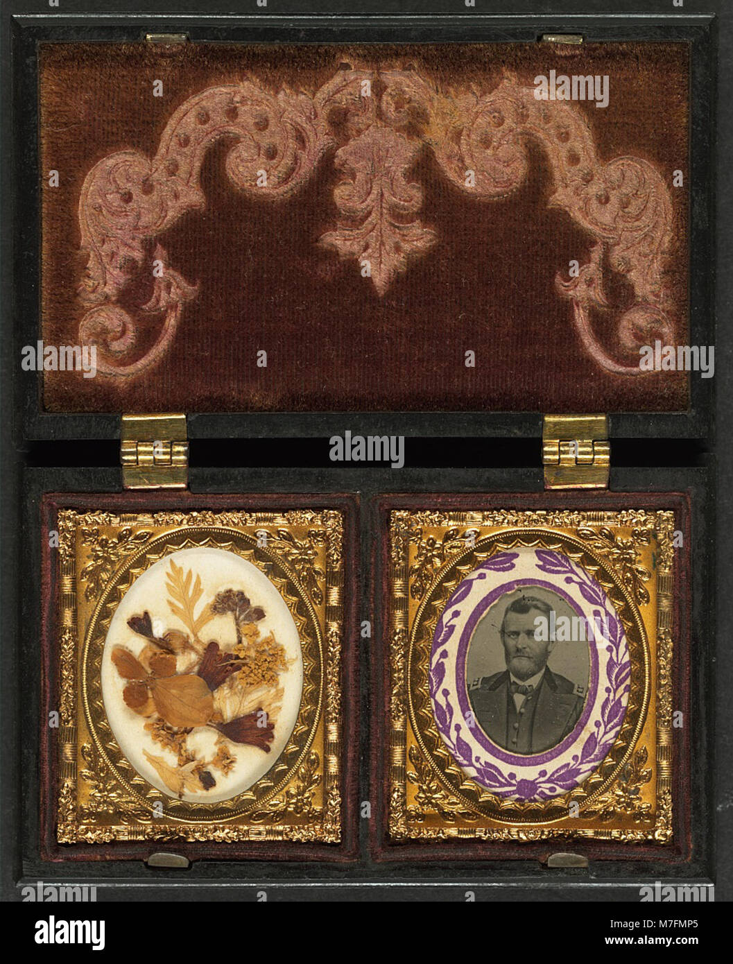 Una fotografia di Ulysses S. Grant, che lo mostra in uniforme militare, con fiori secchi incorniciati a sinistra. Questa immagine mette in evidenza il suo ruolo di leadership nell'esercito degli Stati Uniti durante il XIX secolo. Foto Stock