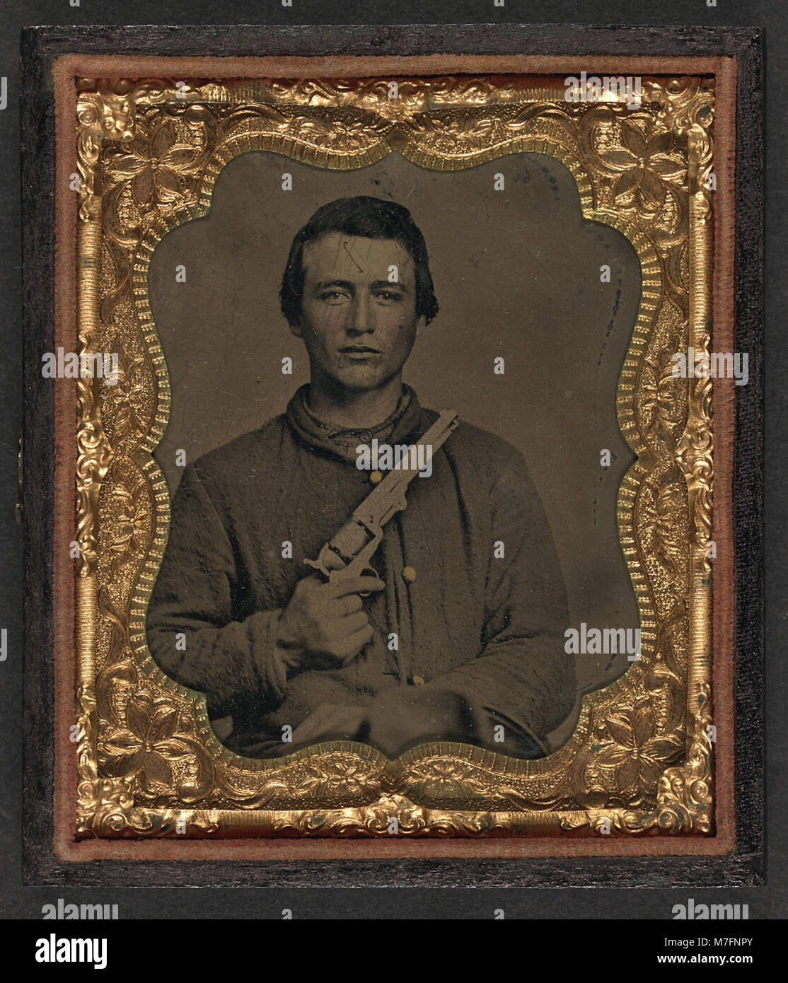 Una fotografia di un soldato unionista non identificato, posa con una pistola Colt al petto, che riflette l'atmosfera tesa della guerra civile americana. Foto Stock