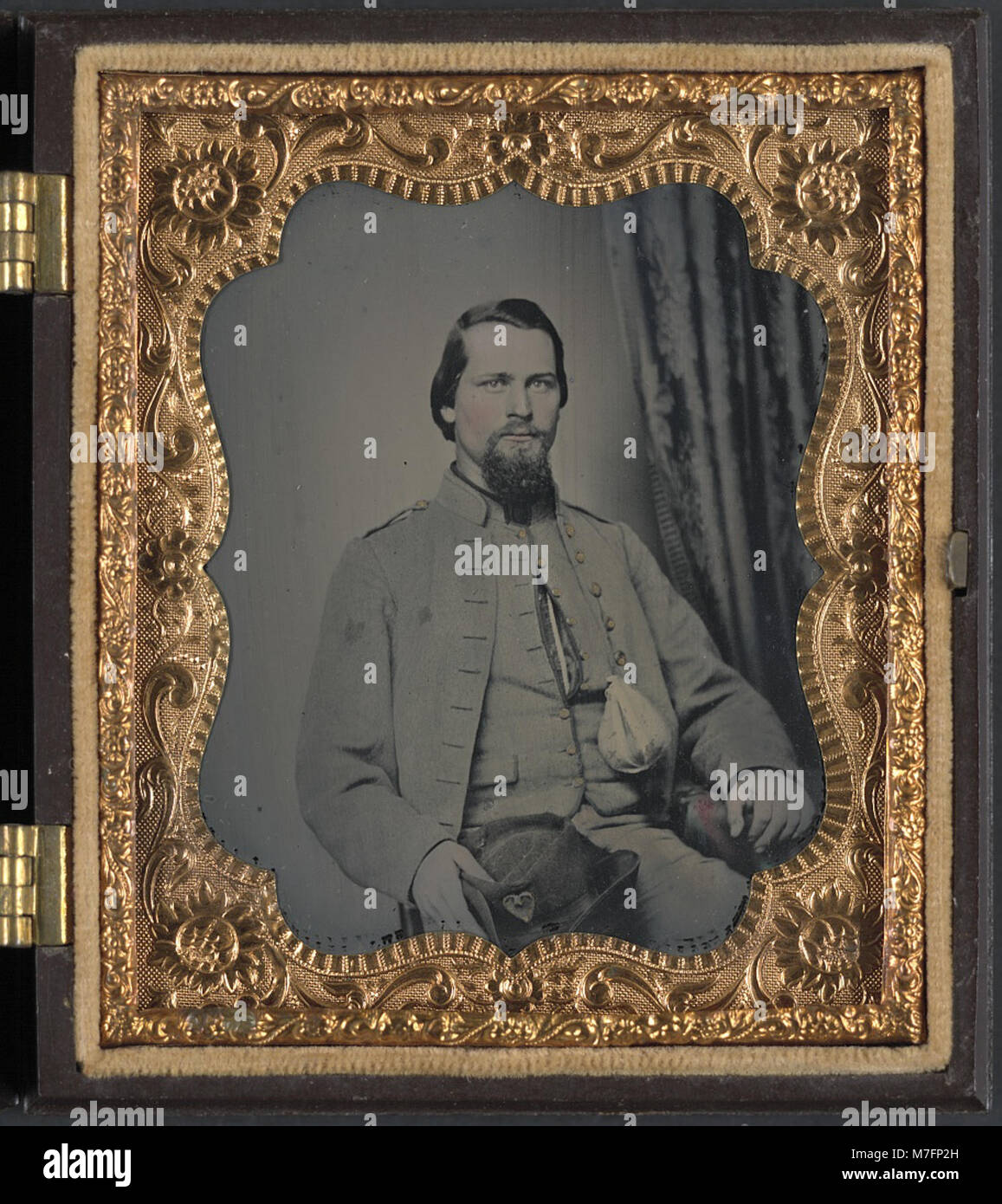 Una fotografia di un soldato non identificato della Laurel Brigade, Virginia Cavalry Regiment, durante la guerra di secessione americana. Il soldato è raffigurato tenendo in mano una sacca di tabacco, che fornisce informazioni sugli oggetti personali dell'epoca. Foto Stock