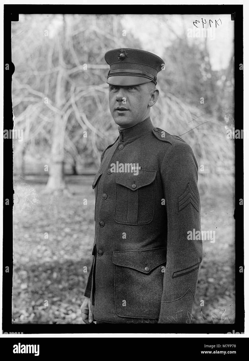 Una fotografia che mostra l'uniforme di un sergente del corpo dei Marines, raffigurante l'abbigliamento militare standard dei Marines degli Stati Uniti in un contesto storico. Foto Stock