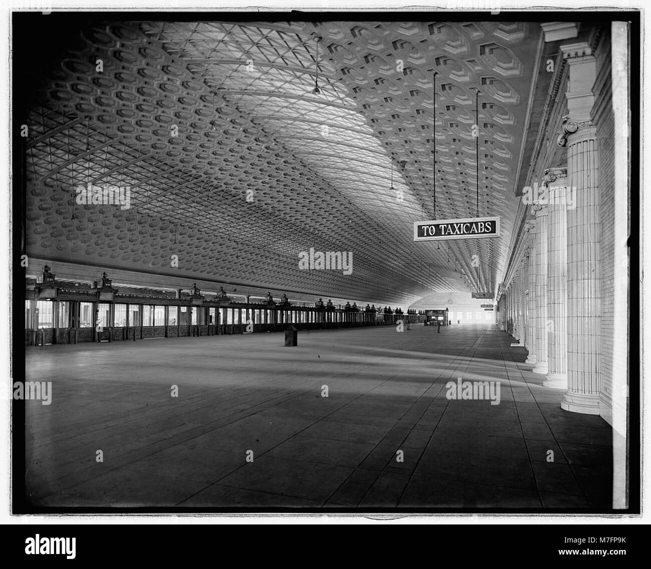 Una fotografia storica dell'atrio della Union Station a Washington, D.C., che mostra il grande design architettonico e la vivace attività dei primi anni del XX secolo. Foto Stock