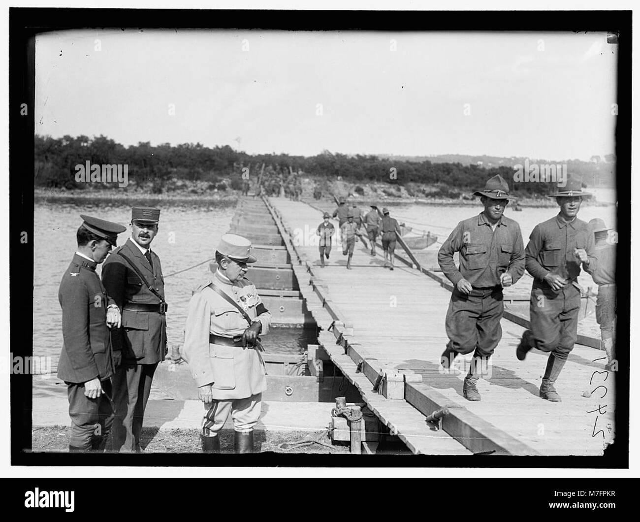 Questa fotografia mostra un colonnello dell'Ingegneria dell'Esercito degli Stati Uniti e ufficiali francesi in un ponte di pontoni costruito da un'unità di Ingegneria dell'Esercito degli Stati Uniti a Washington Barracks. L'immagine cattura uno sforzo militare collaborativo durante la costruzione di infrastrutture. Foto Stock