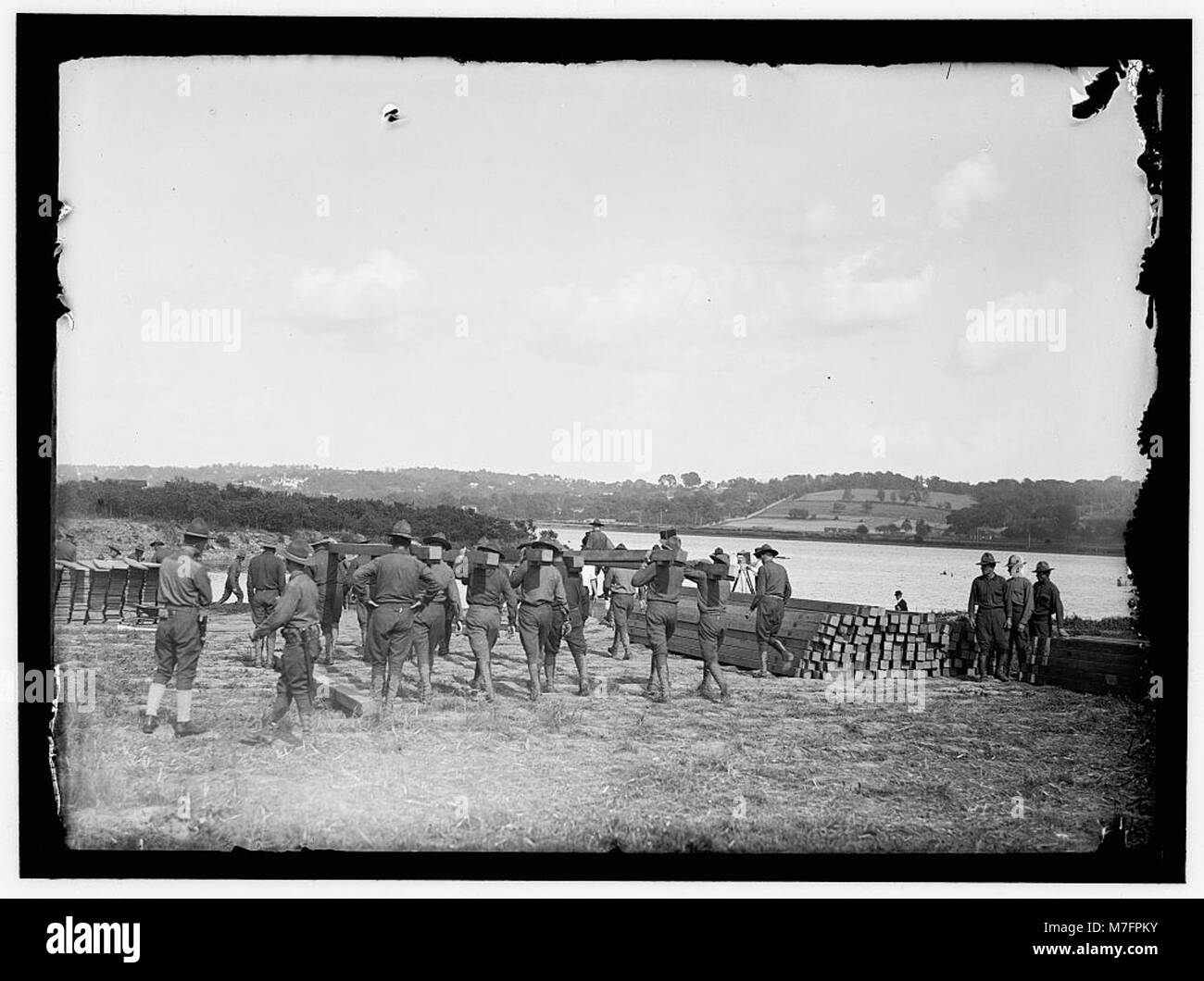 Un'immagine di un'unità di ingegneria dell'esercito americano che costruisce un ponte di pontoni a Washington Barracks, Washington, D.C. l'immagine cattura il lavoro dei militari nella costruzione di strutture temporanee per il trasporto. Foto Stock