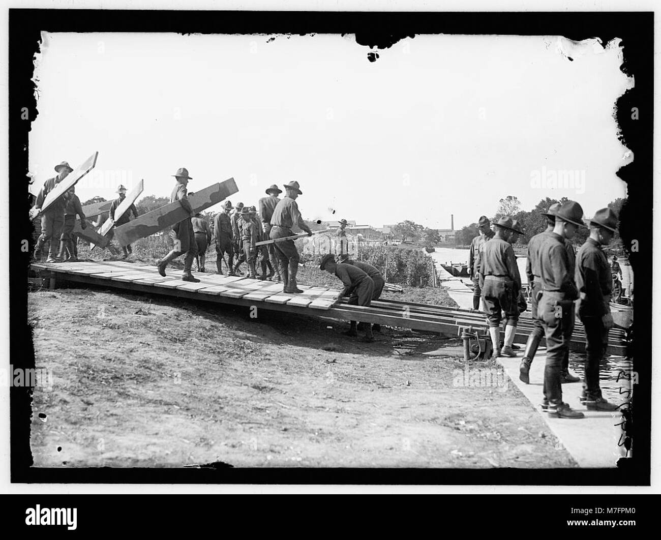 Una fotografia raffigurante un'unità di ingegneria dell'esercito americano che costruisce un ponte di pontoni a Washington Barracks. Questo progetto mette in mostra tecniche di ingegneria militare. Foto Stock
