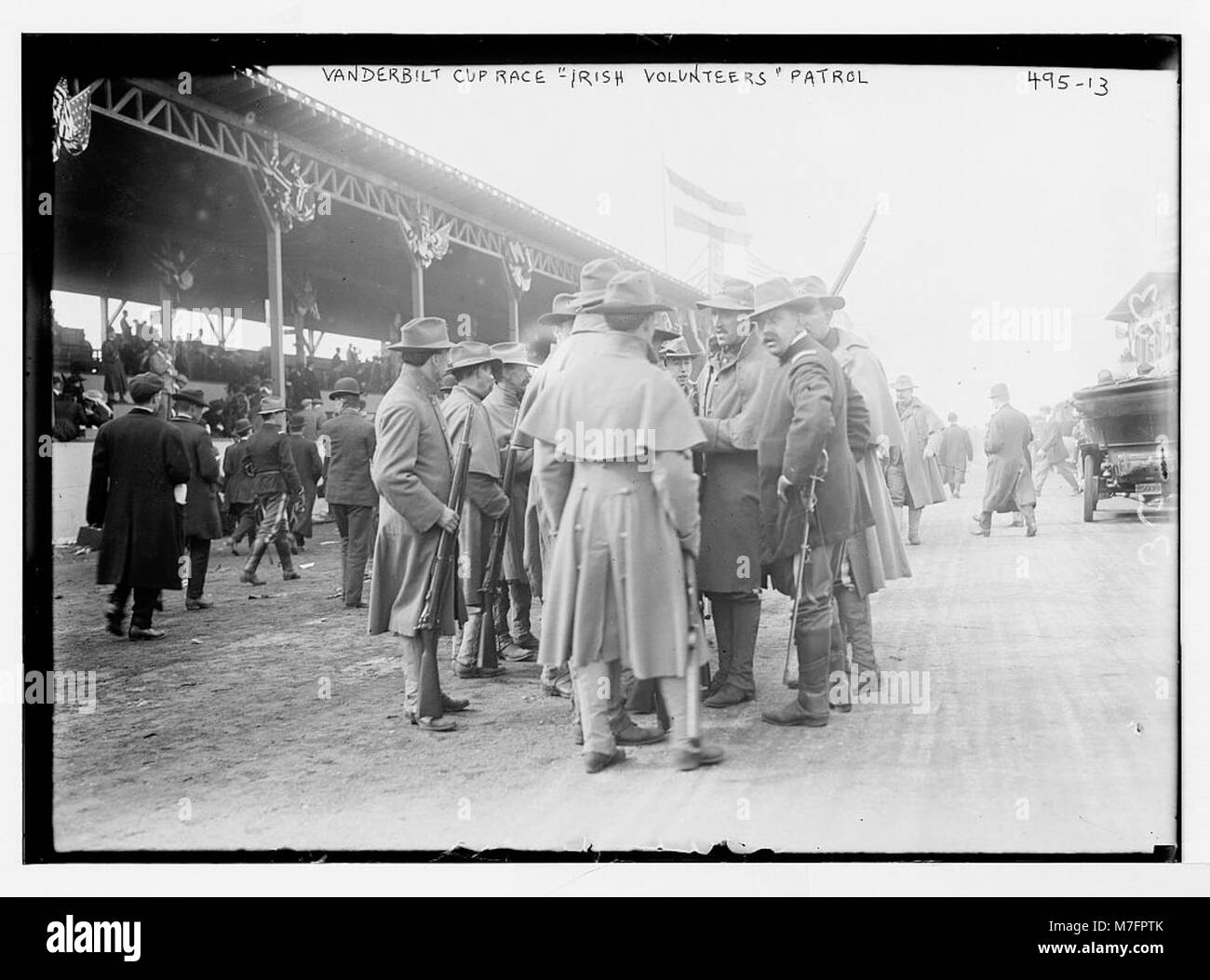 Un'immagine storica della pattuglia dei volontari irlandesi durante la Vanderbilt Cup Race, un importante evento motoristico. Foto Stock