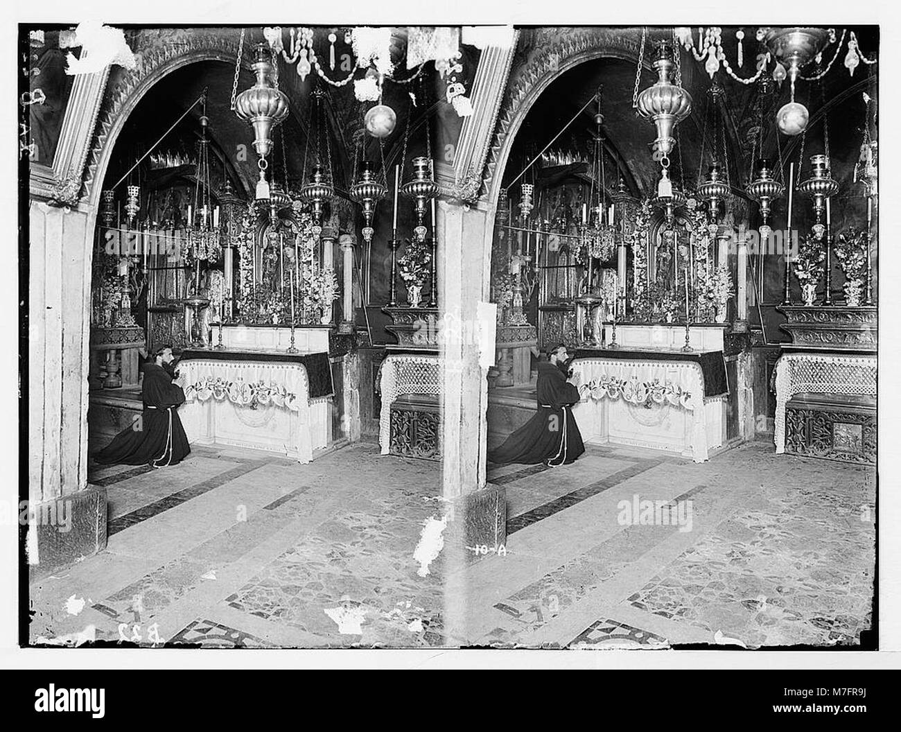 La via dolorosa è un percorso significativo a Gerusalemme che commemora il viaggio di Gesù Cristo alla sua crocifissione. La tredicesima stazione segna il punto vicino alla porta di Santo Stefano, parte di questo importante percorso di pellegrinaggio per i cristiani. Foto Stock