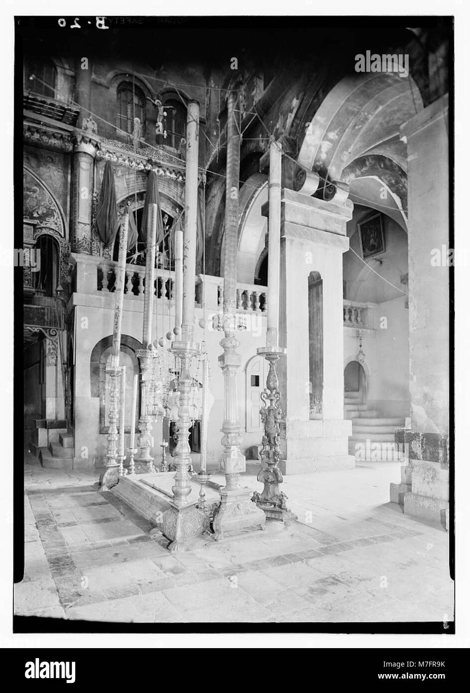 La via dolorosa, mostrata dalla porta di Santo Stefano, segna l'inizio del sentiero che porta al Calvario. Questa immagine riflette il significato religioso di questo percorso nella storia cristiana. Foto Stock