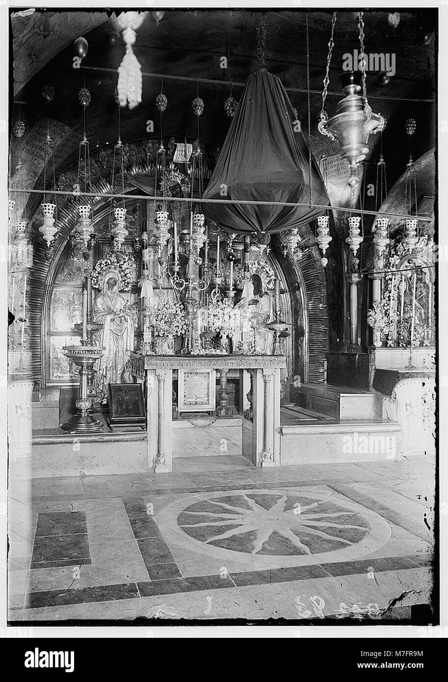 La via dolorosa di Gerusalemme, con partenza dalla porta di Santo Stefano, segna il percorso della passione di Cristo, che conduce alla XII stazione della Croce al Calvario, importante luogo di pellegrinaggio cristiano. Foto Stock