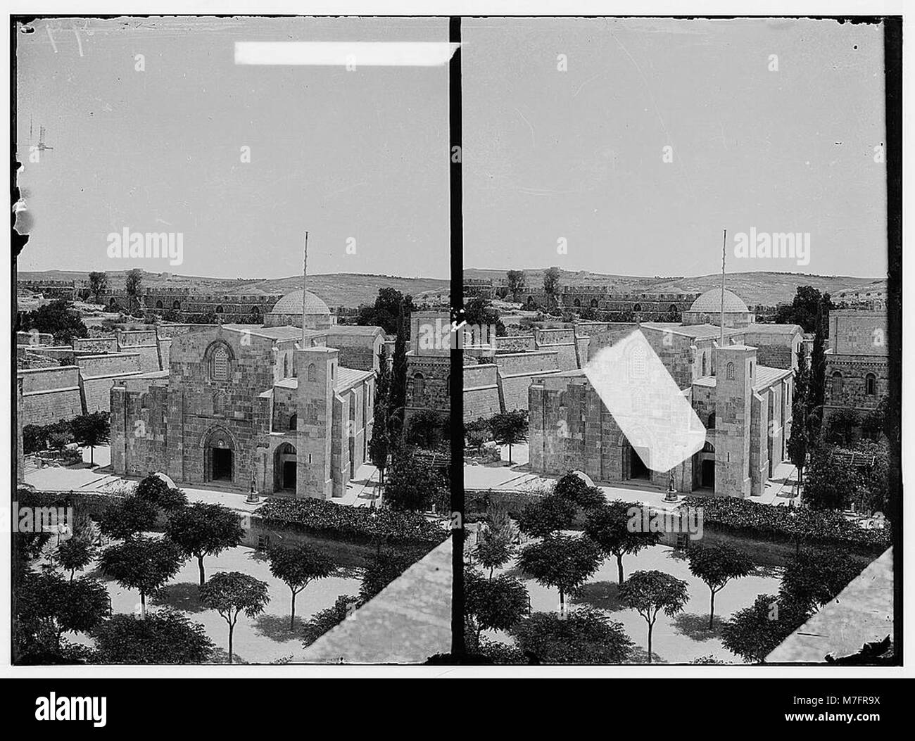 La via dolorosa di Gerusalemme, che inizia dalla porta di Santo Stefano, è raffigurata in questa fotografia. La chiesa di Sant'Anna è visibile, segnando un punto religioso e storico chiave lungo il percorso del viaggio di Gesù verso la crocifissione. Foto Stock