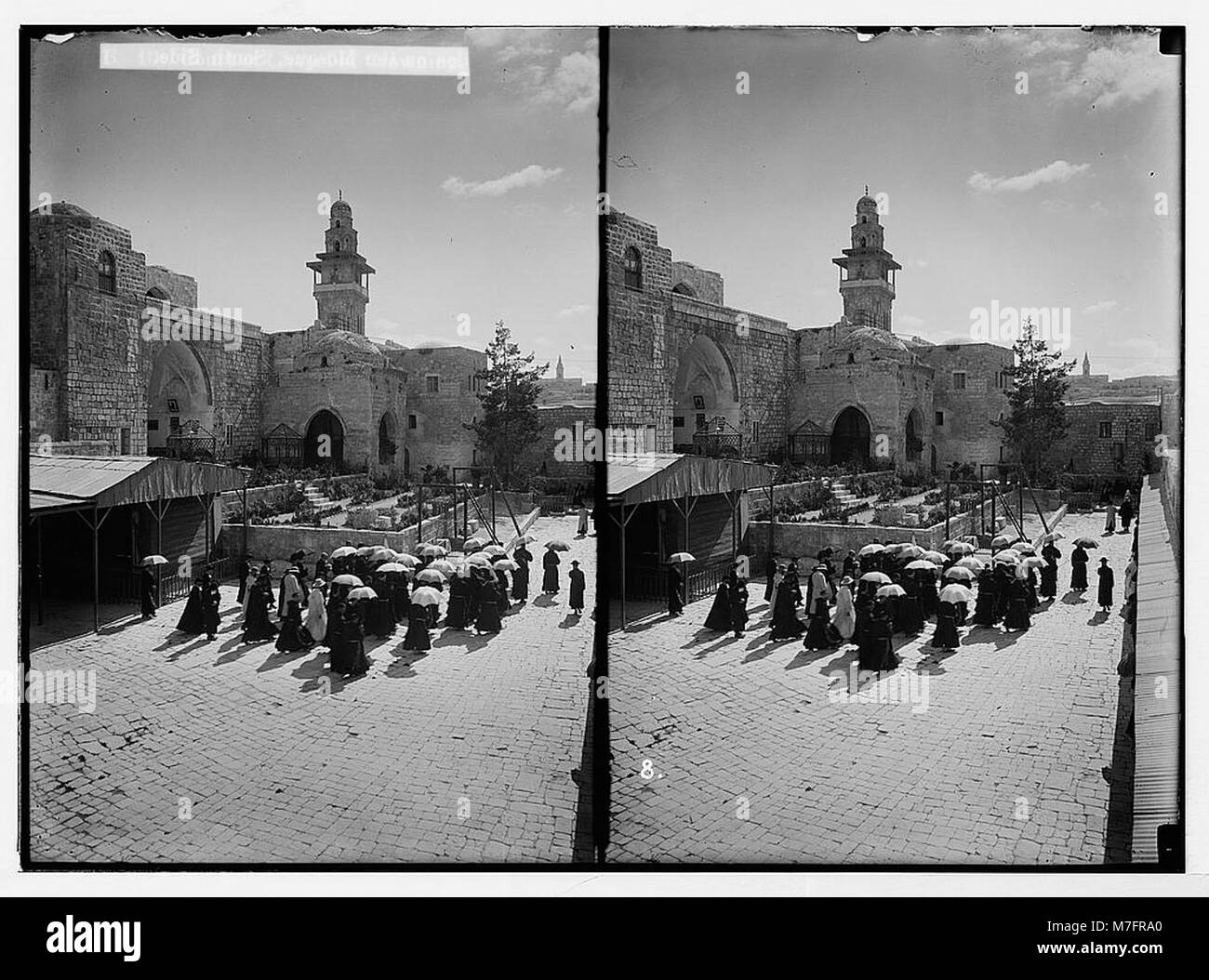 La via dolorosa, un percorso significativo a Gerusalemme, è qui mostrata a partire dalla porta di Santo Stefano, che conduce alla Corte della Cappella dell'Incoronazione, un sito chiave della storia religiosa cristiana. Foto Stock