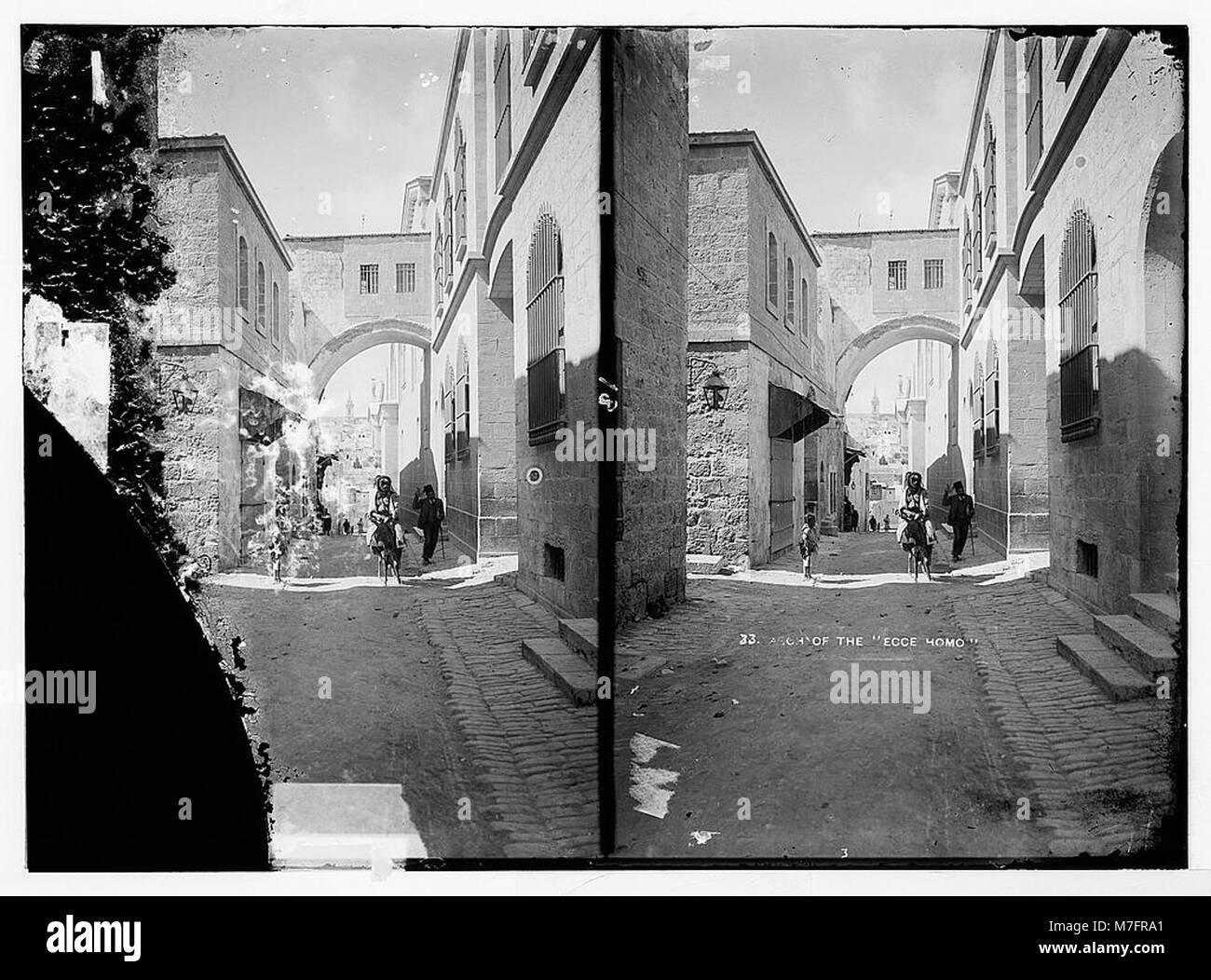 Una fotografia della via dolorosa a Gerusalemme, partendo dalla porta di Santo Stefano e raffigurando l'arco Ecce Homo, un sito significativo della tradizione cristiana. Foto Stock