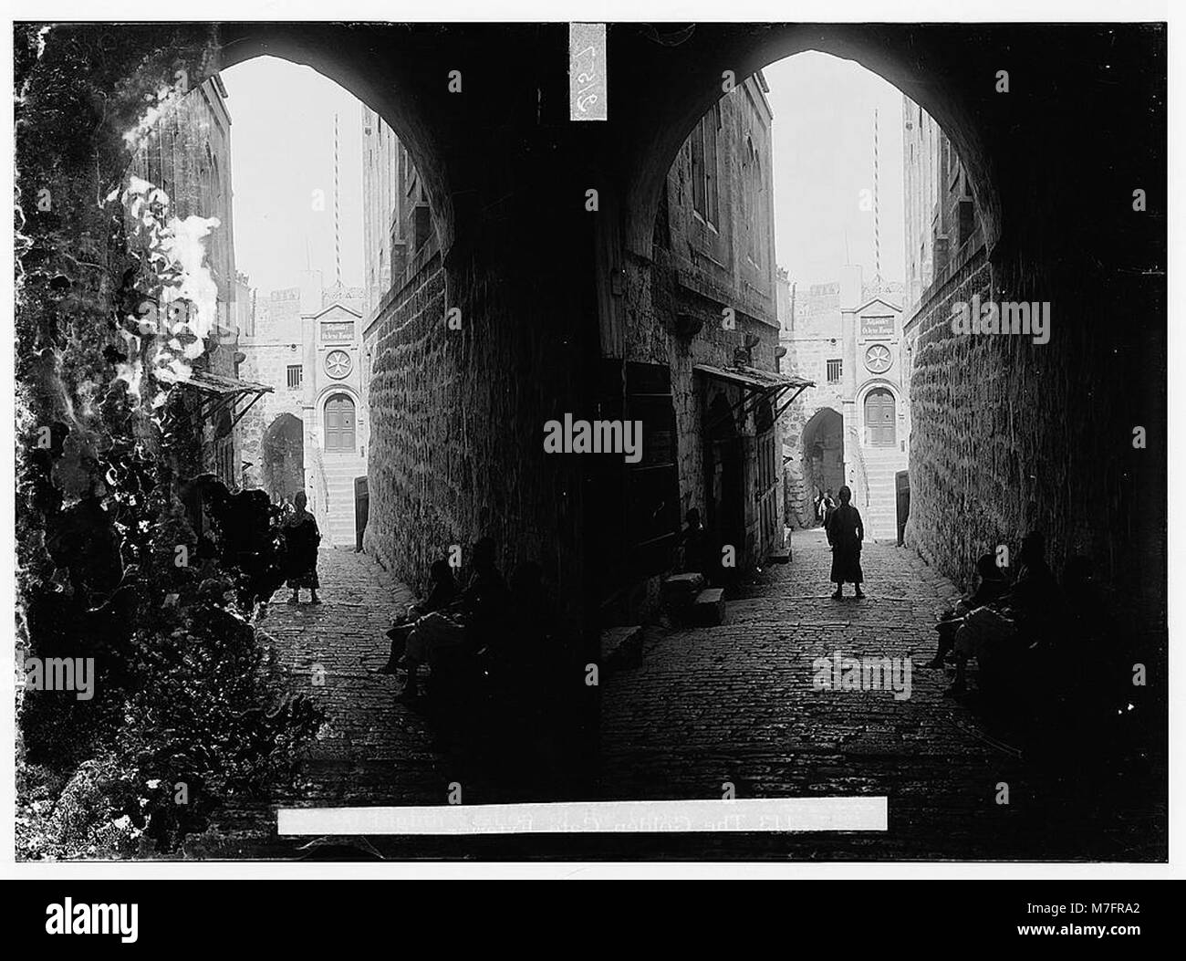La via dolorosa di Gerusalemme segna il percorso che Gesù ha percorso lungo la strada per la sua crocifissione. Questa immagine mostra l'ottava stazione della Croce, dove Gesù incontra le donne di Gerusalemme, a partire dalla porta di Santo Stefano. Foto Stock