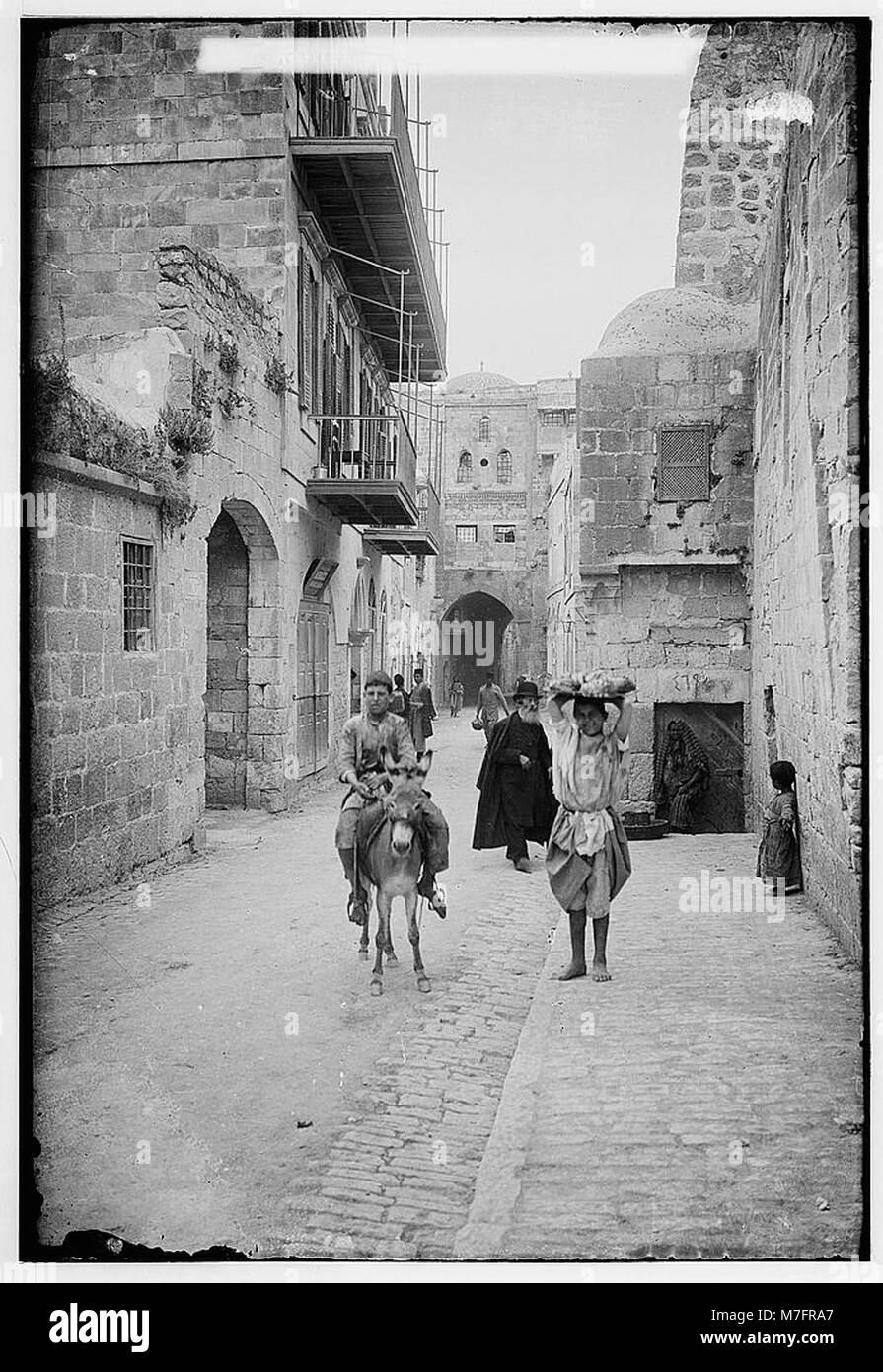 Una rappresentazione della via dolorosa a Gerusalemme, che segna la quarta stazione della Croce, dove Gesù cadde per la seconda volta durante il suo viaggio verso la crocifissione. Foto Stock