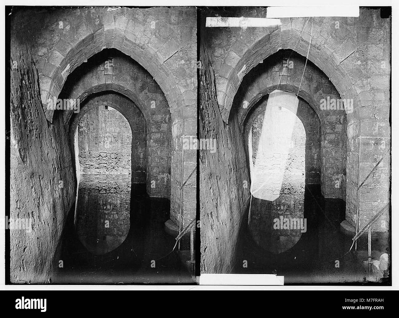 La via dolorosa è il percorso storico di Gerusalemme che si ritiene sia il percorso che Gesù ha percorso lungo la strada per la sua crocifissione. Questa immagine mostra l'inizio della via dolorosa alla porta di Santo Stefano, con la piscina di Bethesda visibile lungo il percorso. Foto Stock