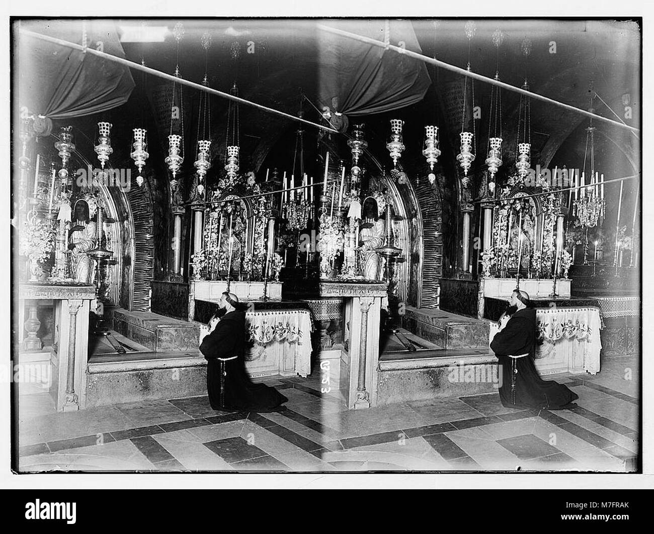 Questa immagine mostra la via dolorosa, che parte dalla porta di Santo Stefano a Gerusalemme, con un affito visibile nella roccia del Calvario, evidenziandone il significato religioso e storico. Foto Stock