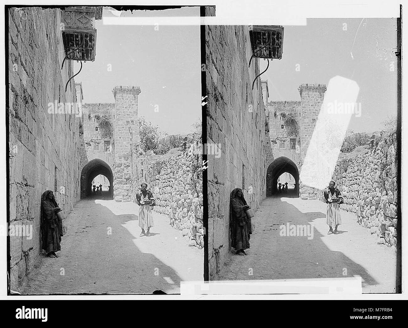 La via dolorosa, che inizia dalla porta di Santo Stefano, è catturata in questa immagine storica, che presenta la Torre di Antonia a Gerusalemme, un sito importante nella storia cristiana. Foto Stock