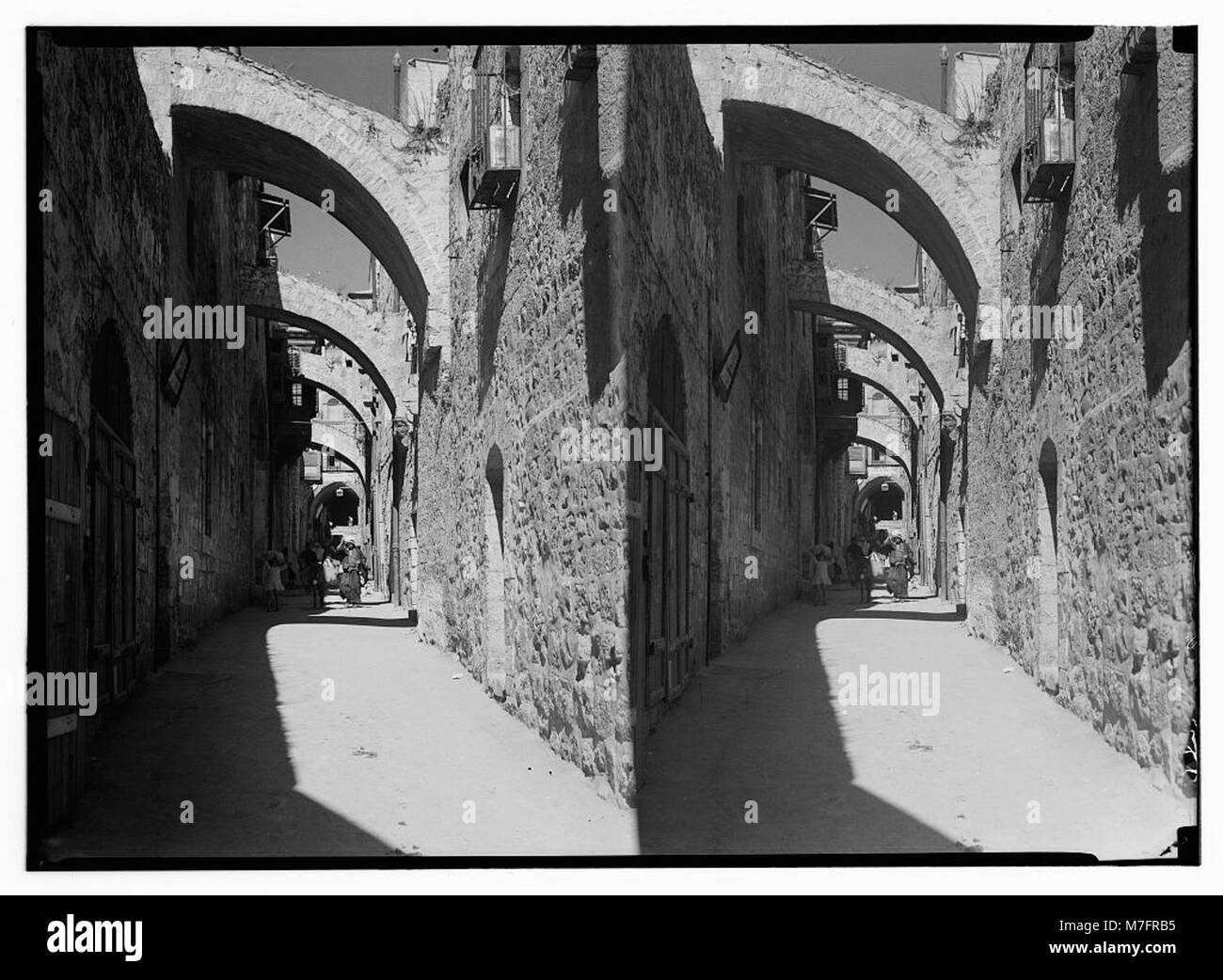 La via dolorosa di Gerusalemme è un percorso di pellegrinaggio significativo che si ritiene sia il percorso intrapreso da Gesù verso la sua crocifissione. Rimane un punto di riferimento religioso e storico. Foto Stock