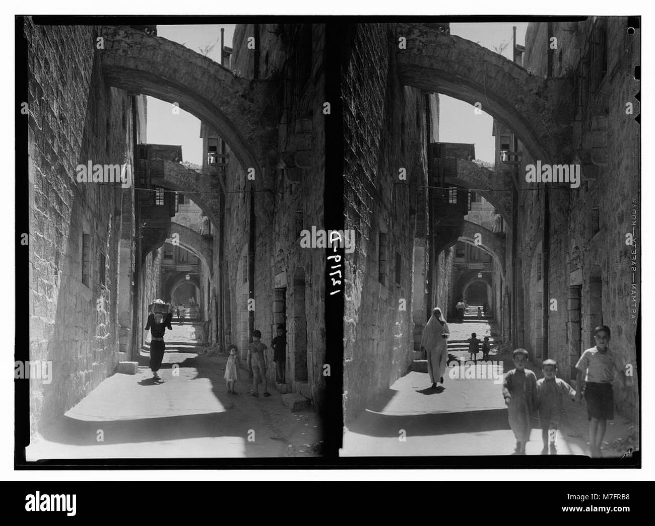 Un'immagine storica della via dolorosa, in particolare della stazione V della Croce, uno dei siti significativi del percorso di pellegrinaggio cristiano di Gerusalemme. Foto Stock