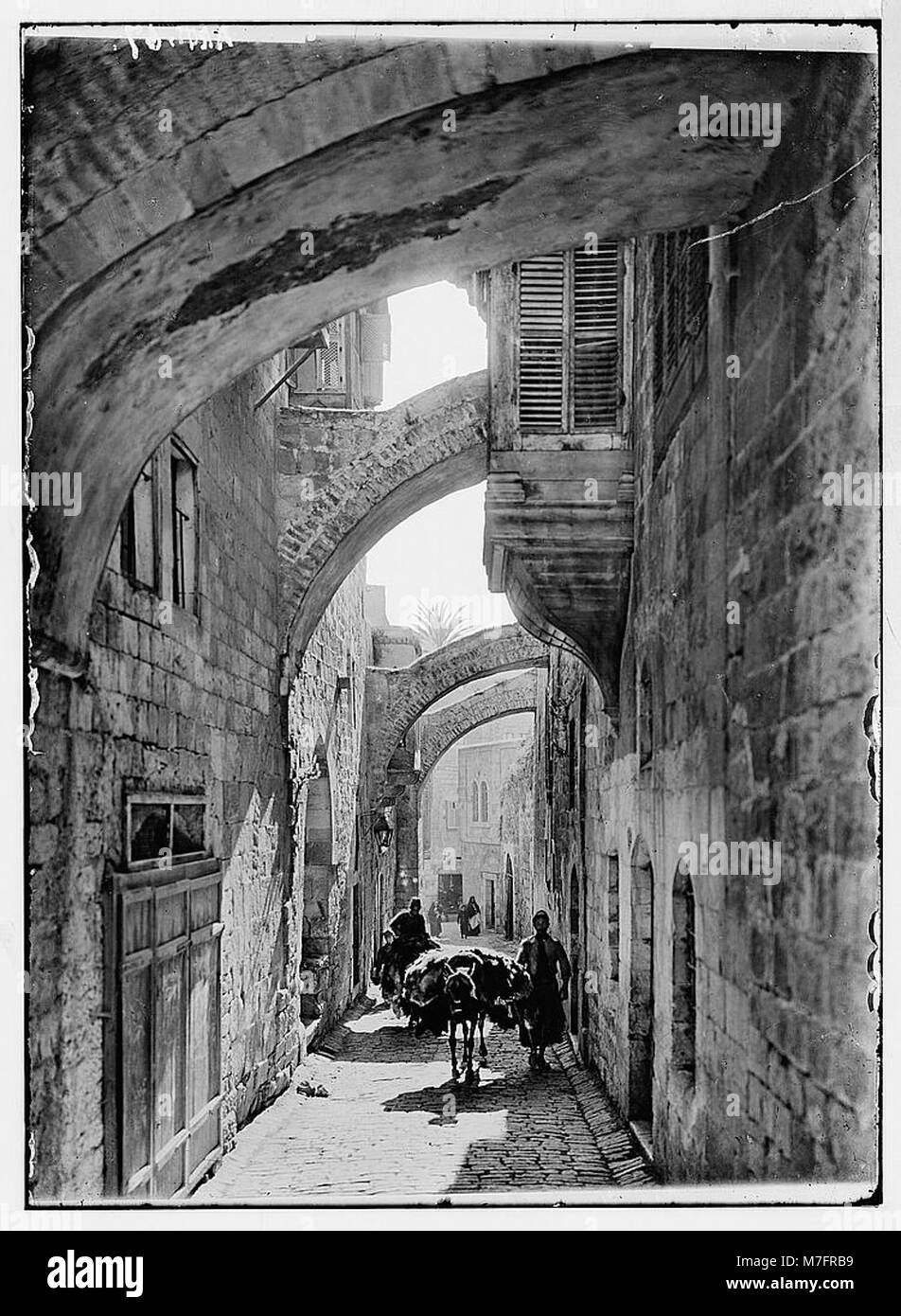 La Quinta stazione della Croce, situata sulla via dolorosa a Gerusalemme, segna il luogo in cui Simone di Cirene aiutò Gesù a portare la croce. Questa è una delle 14 stazioni che commemorano i momenti chiave del cammino di Cristo verso la sua crocifissione. Foto Stock