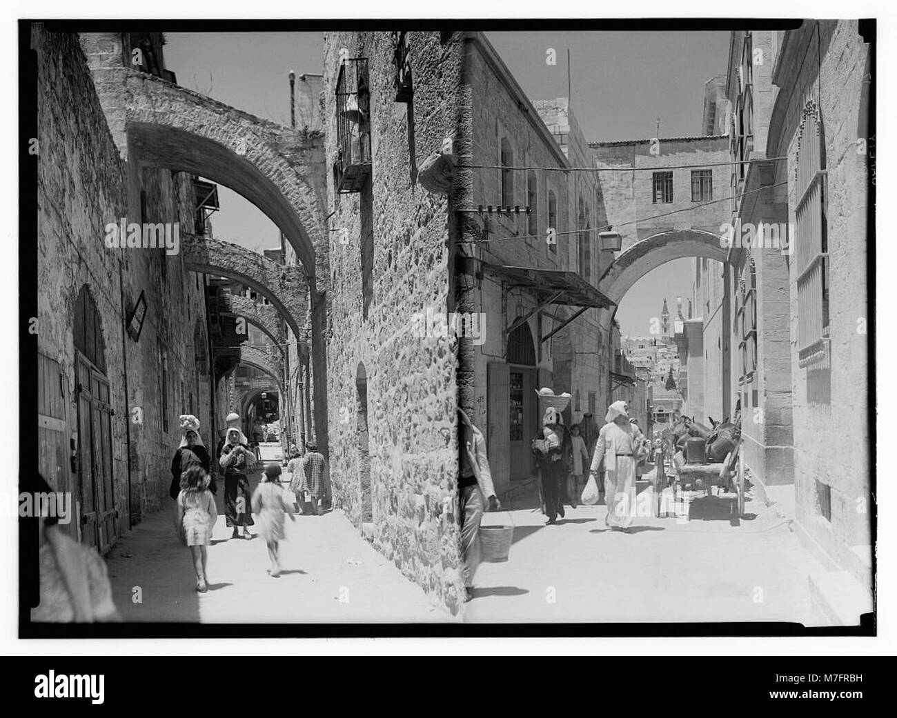 Questa immagine mostra due punti di riferimento significativi a Gerusalemme: La via dolorosa (a sinistra) e l'Arco dell'Ecce Homo (a destra). Si ritiene che la via dolorosa sia il percorso che Gesù ha percorso lungo la strada per la sua crocifissione, e l'Arco dell'Ecce Homo segna un punto legato al processo di Gesù. Foto Stock