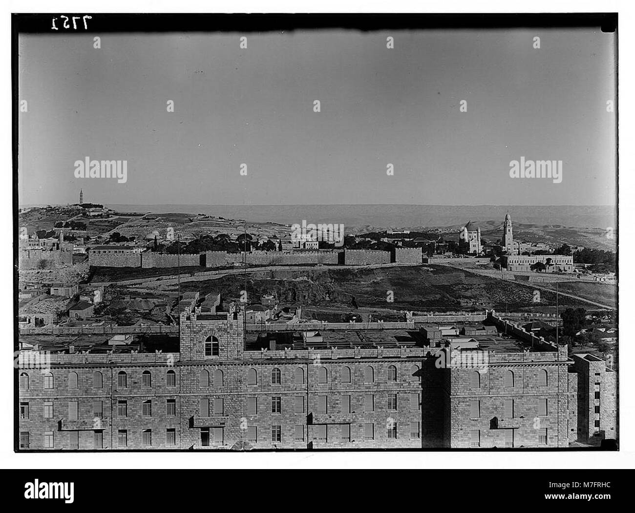 Questa immagine mostra una vista dalla torre YMCA che guarda a est, offrendo un'ampia prospettiva dell'area circostante, evidenziando paesaggi urbani e naturali in lontananza. Foto Stock