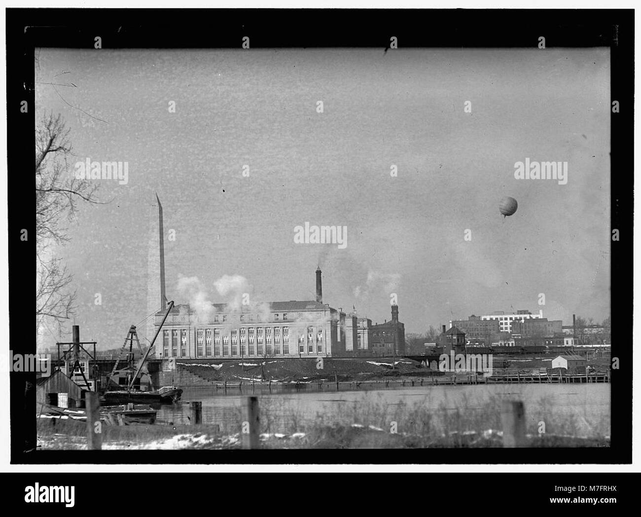 Una vista sul bacino delle maree a Washington, D.C., che mostra il monumento a Washington e il Bureau of Engraving and Printing. Nella scena si può anche vedere una mongolfiera aerea, che mette in evidenza i punti di riferimento della zona. Foto Stock