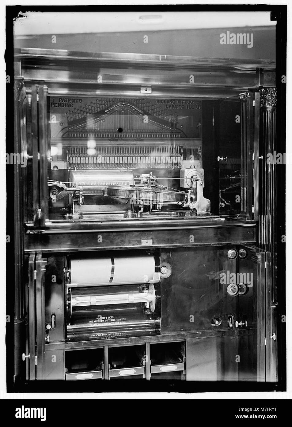 Il violano Virtuoso era uno strumento musicale meccanico con un violino elettrico e un pianoforte. Suonava musica da rotoli, mostrando l'innovazione tecnologica nella musica automatizzata durante i primi anni del XX secolo. Foto Stock