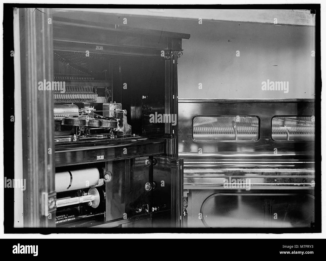 Una fotografia del violano Virtuoso, uno strumento musicale meccanico con un violino elettrico e un pianoforte, che suona musica da rotoli. Fu una creazione innovativa dei primi anni del XX secolo. Foto Stock