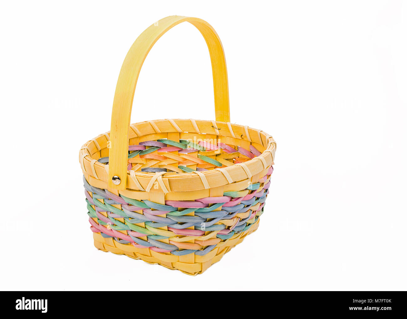 Colorato cesto di Pasqua su bianco. Foto Stock