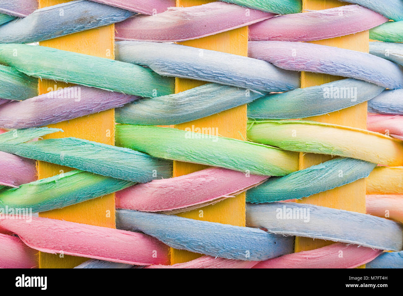 Chiudere un particolare di un tessuto colorato cesto di Pasqua. Foto Stock