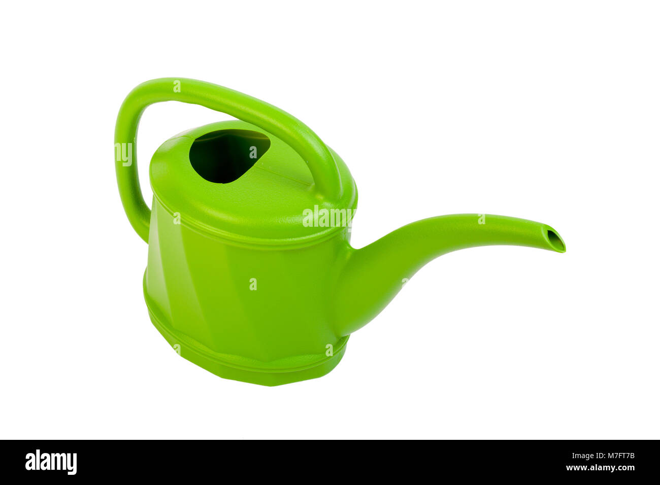 Verde di plastica annaffiatoio su bianco. Foto Stock