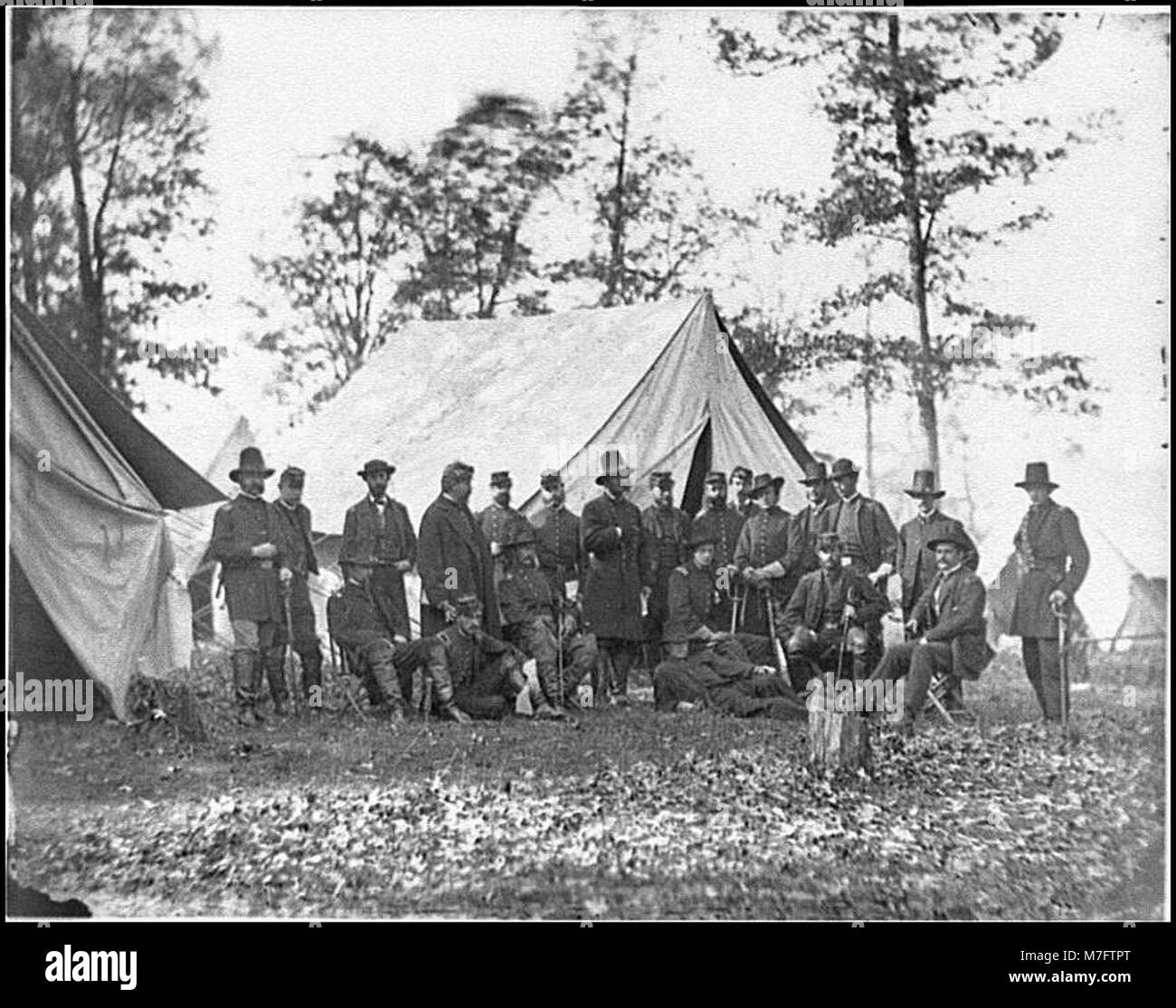 Questa immagine storica mostra il generale Ambrose E. Burnside, un ufficiale dell'Unione durante la guerra di secessione americana, con il suo staff a Warrenton, Virginia. Burnside è noto per la sua leadership nella battaglia di Fredericksburg e in altri scontri chiave della guerra civile. Foto Stock