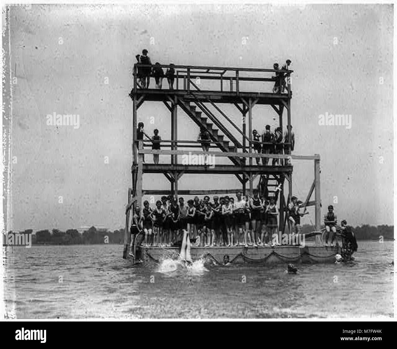 Una scena in una spiaggia balneare di Washington D.C. il 2 giugno 1923, mostra i visitatori che amano le attività estive di svago lungo l'acqua. Foto Stock