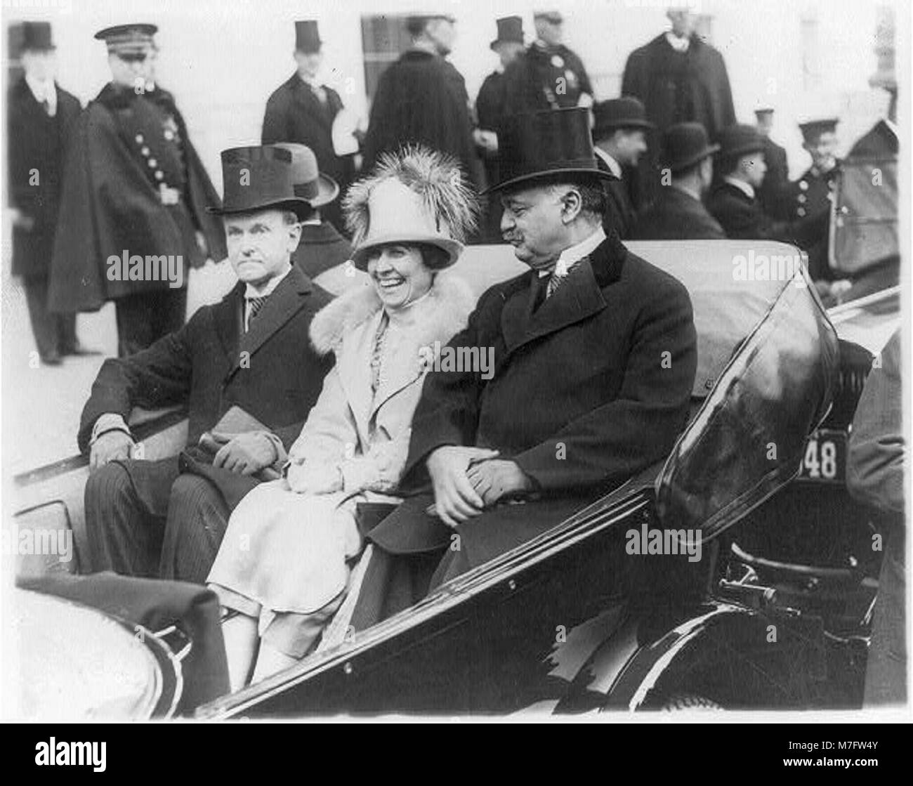 Questa fotografia mostra l'inaugurazione del presidente Calvin Coolidge a Washington, D.C., con Coolidge e il senatore Curtis in carrozza aperta sulla strada per il Campidoglio, segnando un momento chiave nella storia americana. Foto Stock