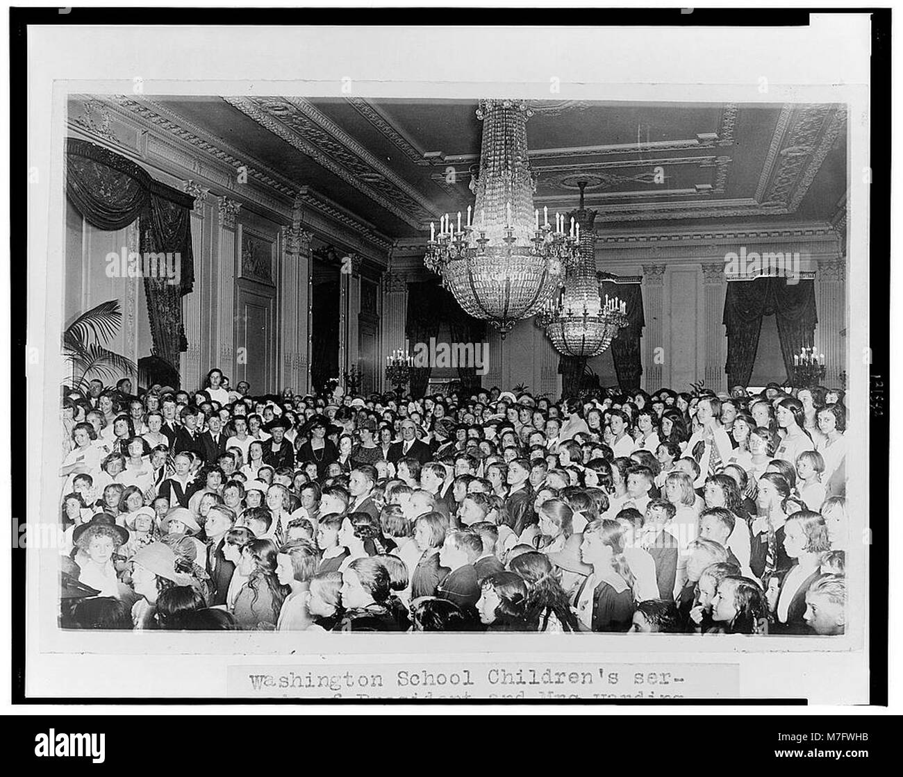 L'immagine mostra gli scolari di Washington che fanno la serenata del presidente e della signora Harding come parte del programma della settimana della musica. L'evento è stato trasferito dal Lincoln Memorial in un altro luogo. Foto Stock