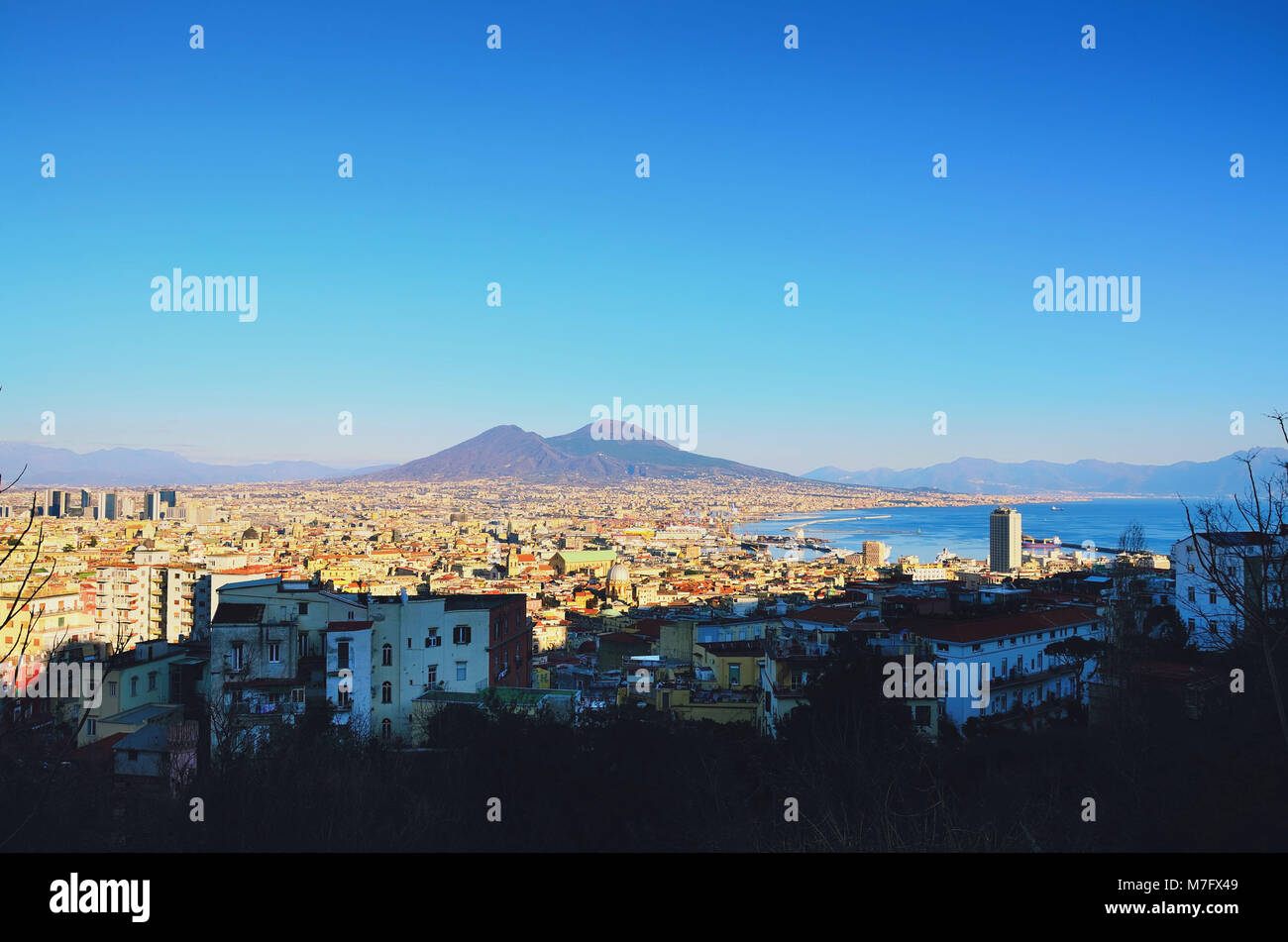 X-defaultPanoramic vista del golfo di Napoli e la città di Napoli in Italia. Foto Stock