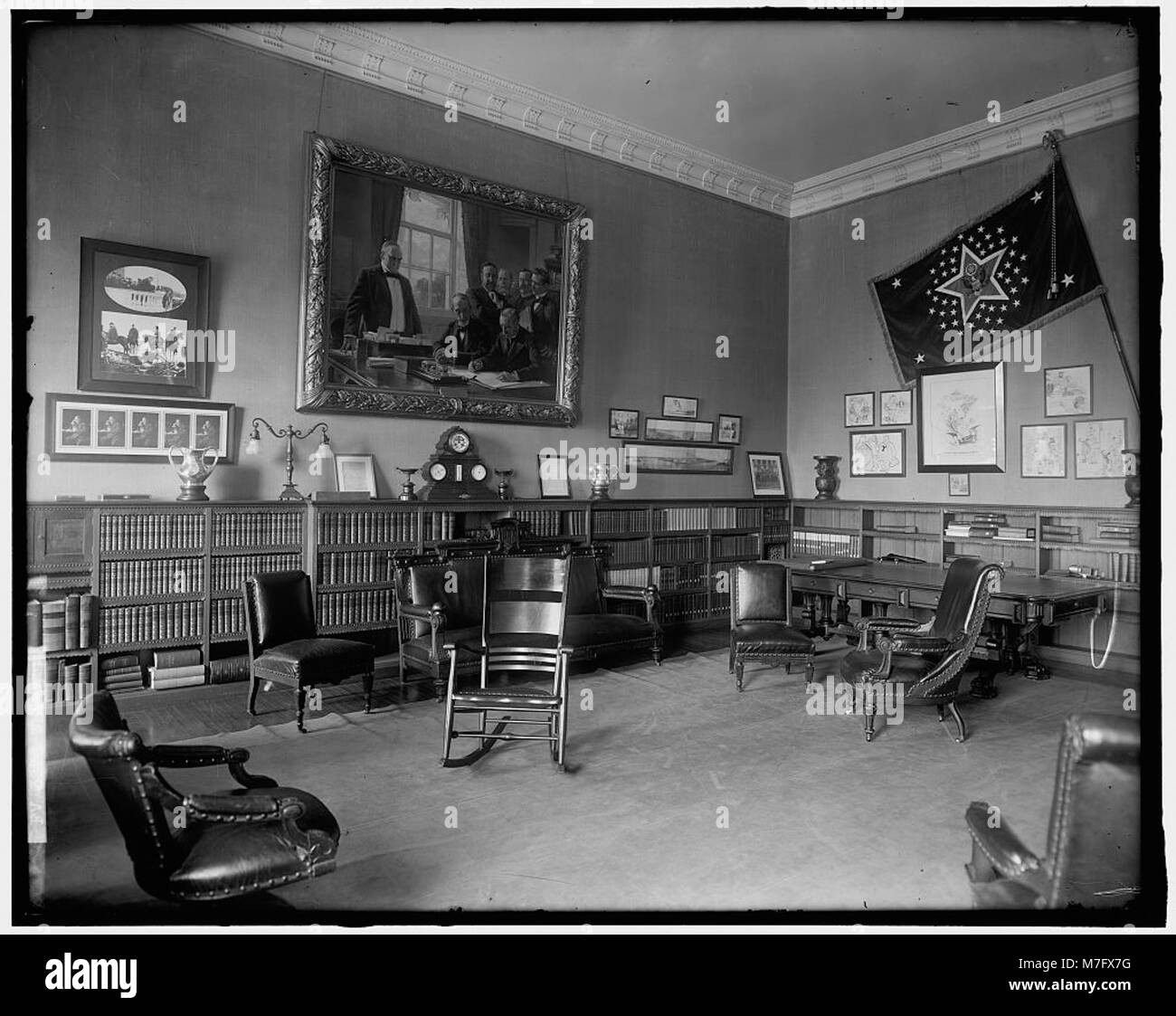 Immagine della biblioteca privata del Presidente all'interno della Casa Bianca. La fotografia mostra l'ambiente intimo e storico della biblioteca, parte della tenuta presidenziale americana. Foto Stock