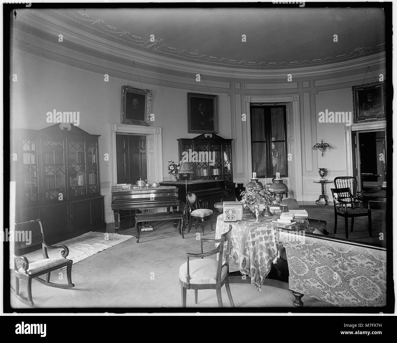 Un'immagine della biblioteca privata all'interno della Casa Bianca, che mostra uno spazio intimo dedicato alla lettura e alle attività intellettuali del presidente degli Stati Uniti. Foto Stock