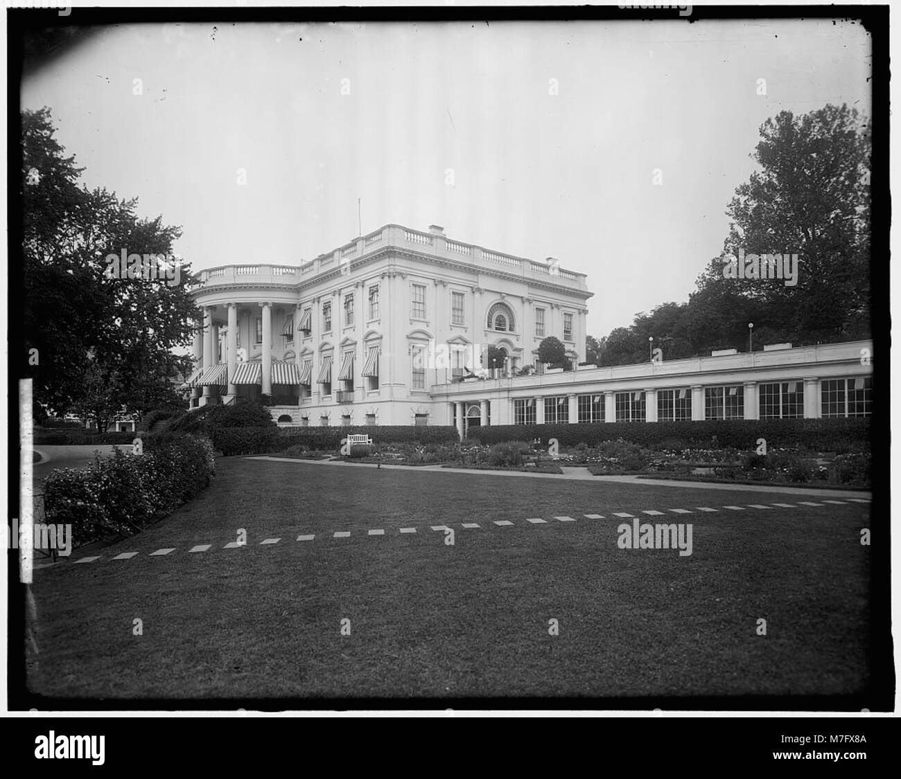 Una veduta del fronte Sud della Casa Bianca, la residenza ufficiale e il luogo di lavoro del Presidente degli Stati Uniti. Questo edificio storico è un simbolo iconico del governo e del potere politico degli Stati Uniti. Foto Stock